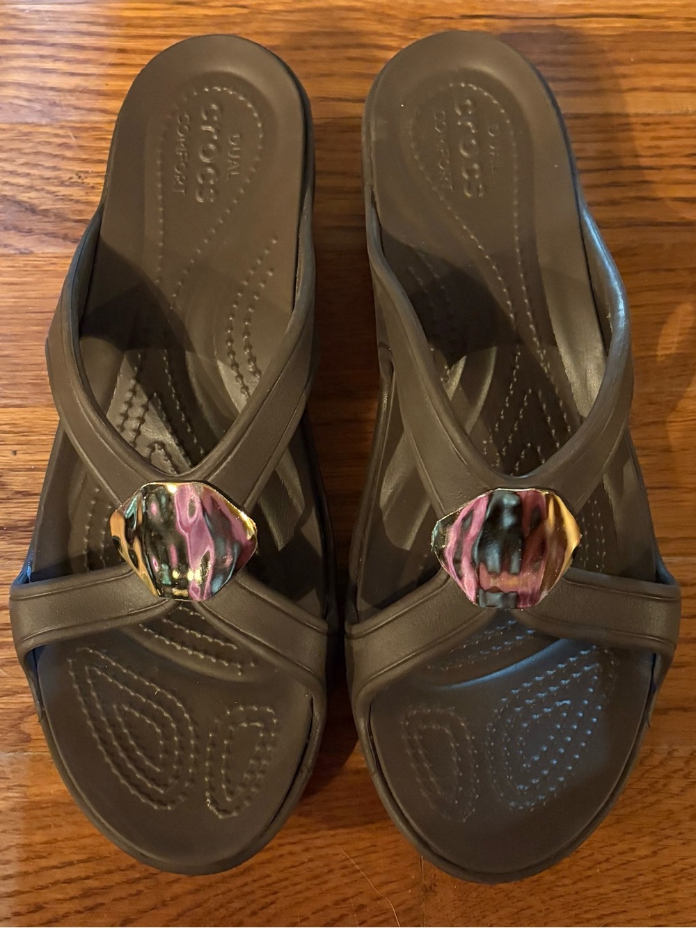 CROCS “Sanrah” Sandals w/Golf Hammered Medallion, Brown, Size W8